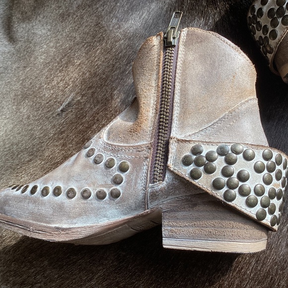 Circle G By Corral Boots White Wash Rivet Detail Low Top Boots - Picture 8 of 12